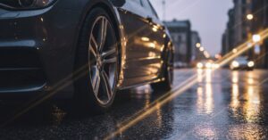 Tanie opony sportowe do sedana 2026: Dynamiczna jazda bez wydatków